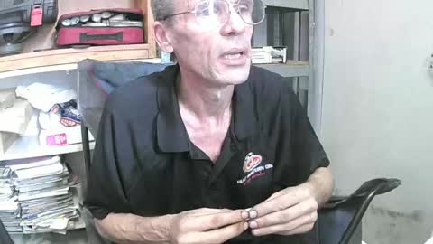 Snapshot of 04oldskool chatting on December 4, 1:25 am 04oldskool online show from December 4, 1:25 am