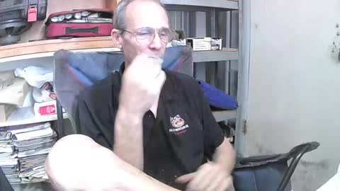Snapshot of 04oldskool chatting on December 4, 9:13 pm 04oldskool online show from December 4, 9:13 pm