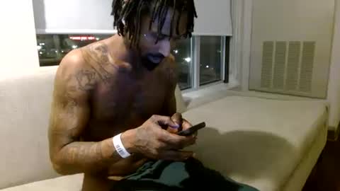 Snapshot of 11hundsum chatting on January 12, 7:00 am Darkmeat100 online show from January 12, 7:00 am