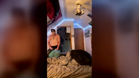 Snapshot of 1870willy chatting on May 14, 11:44 pm 1870willy online show from May 14, 11:44 pm