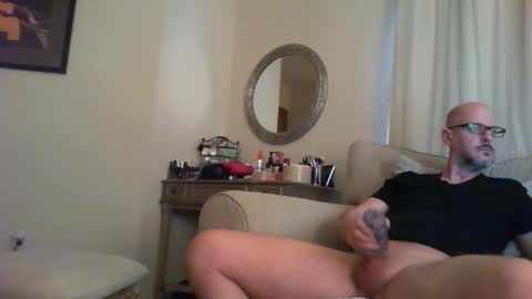 Snapshot of 1hotbaldguy chatting on February 24, 10:47 pm 1hotbaldguy online show from February 24, 10:47 pm