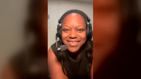 Snapshot of 1lookurhooked chatting on January 18, 11:08 pm Lillycakes online show from January 18, 11:08 pm