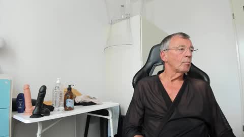 Snapshot of 200gentleman chatting on September 28, 3:17 pm Henk online show from September 28, 3:17 pm