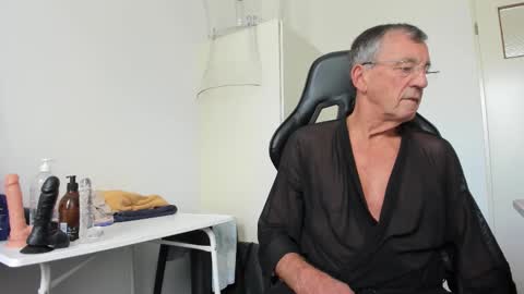 Snapshot of 200gentleman chatting on September 30, 11:15 am Henk online show from September 30, 11:15 am