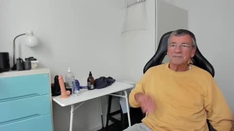 Snapshot of 200gentleman chatting on October 7, 1:30 pm Henk online show from October 7, 1:30 pm