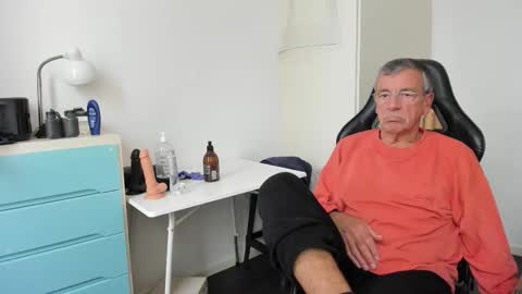 Snapshot of 200gentleman chatting on October 9, 1:31 pm Henk online show from October 9, 1:31 pm