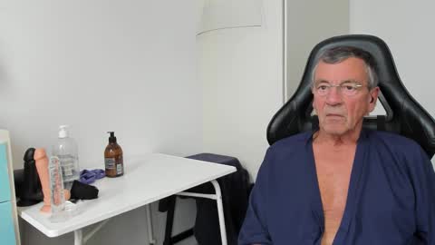 Snapshot of 200gentleman chatting on October 11, 11:09 am Henk online show from October 11, 11:09 am