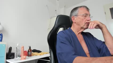 Snapshot of 200gentleman chatting on October 12, 11:09 am Henk online show from October 12, 11:09 am