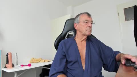 Snapshot of 200gentleman chatting on October 16, 10:27 am Henk online show from October 16, 10:27 am