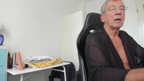 Snapshot of 200gentleman chatting on October 18, 2:18 pm Henk online show from October 18, 2:18 pm