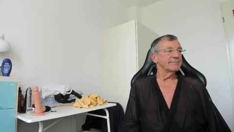 Snapshot of 200gentleman chatting on October 19, 12:17 pm Henk online show from October 19, 12:17 pm