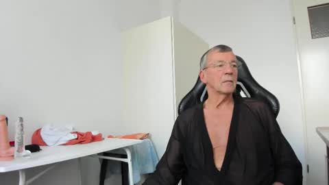 Snapshot of 200gentleman chatting on October 30, 12:39 pm Henk online show from October 30, 12:39 pm