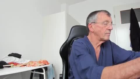 Snapshot of 200gentleman chatting on November 1, 1:57 pm Henk online show from November 1, 1:57 pm