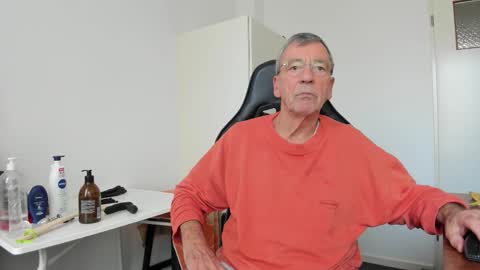 Snapshot of 200gentleman chatting on December 4, 12:58 pm Henk online show from December 4, 12:58 pm