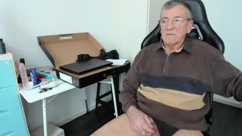 Snapshot of 200gentleman chatting on February 5, 3:27 pm Henk online show from February 5, 3:27 pm