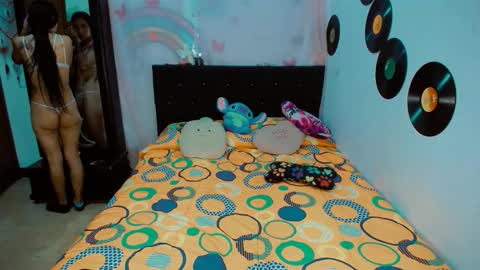 Snapshot of 2girls__dream chatting on November 10, 8:13 am samantha sharon online show from November 10, 8:13 am