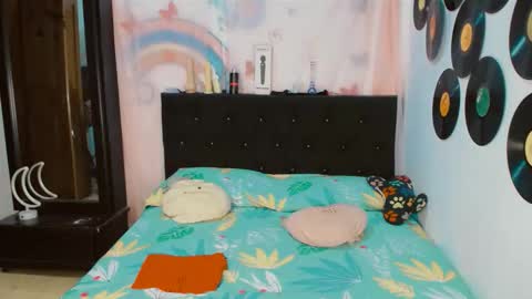 Snapshot of 2girls__dream chatting on December 19, 7:37 am samantha sharon online show from December 19, 7:37 am