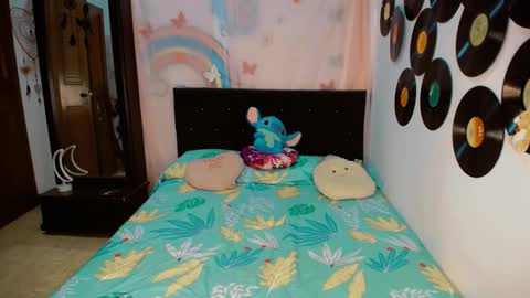 Snapshot of 2girls__dream chatting on December 22, 8:11 am samantha sharon online show from December 22, 8:11 am