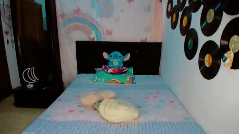 Snapshot of 2girls__dream chatting on January 13, 9:14 am samantha sharon online show from January 13, 9:14 am