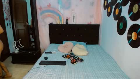 Snapshot of 2girls__dream chatting on February 8, 8:18 am samantha sharon online show from February 8, 8:18 am