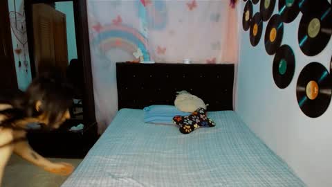 Snapshot of 2girls__dream chatting on February 13, 9:38 am samantha sharon online show from February 13, 9:38 am