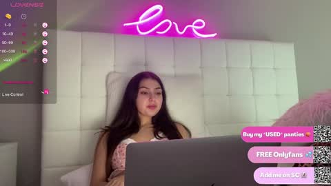 Snapshot of 3hole chatting on February 26, 8:22 pm Venus Raee online show from February 26, 8:22 pm