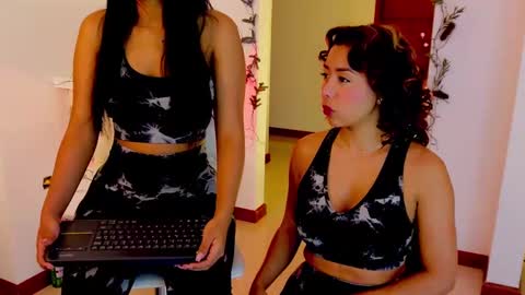independent model online show from December 25, 10:06 am