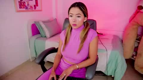 independent model online show from May 10, 9:25 am