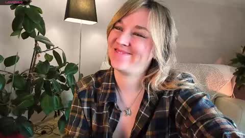 Snapshot of 5_in_one chatting on May 25, 3:34 am Sunshine online show from May 25, 3:34 am