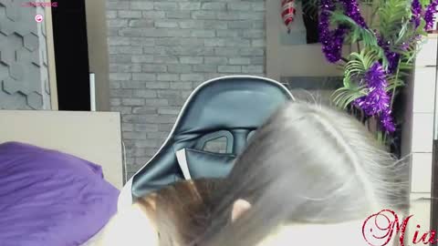 Snapshot of 666mia666 chatting on December 4, 4:10 am Mia my pvt is open and lovense is active online show from December 4, 4:10 am