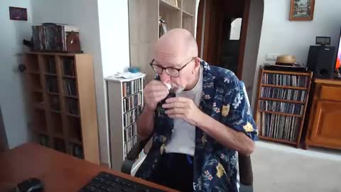  Papi  online show from May 17, 9:17 am