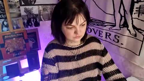 Snapshot of 80s_brat chatting on October 2, 4:08 am Ivy online show from October 2, 4:08 am