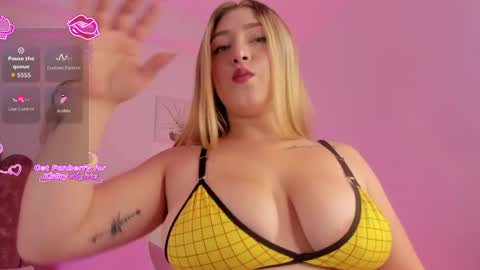 Snapshot of _abby_cooper_ chatting on April 2, 1:36 am Abby Cooper online show from April 2, 1:36 am