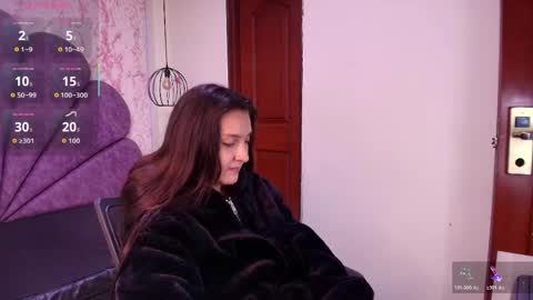 Snapshot of _alaia_collway_ chatting on April 7, 11:32 am Alaia online show from April 7, 11:32 am