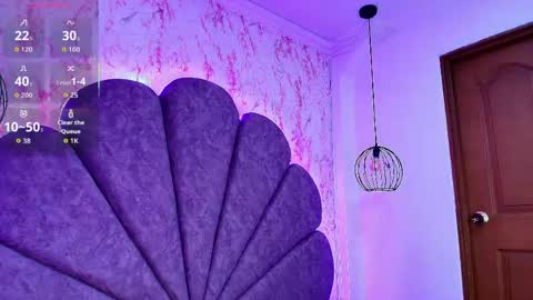 Snapshot of _alaia_collway_ chatting on April 21, 12:11 pm Alaia online show from April 21, 12:11 pm