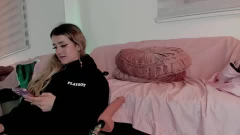 Snapshot of _ariarose_ chatting on February 3, 6:40 am Aria online show from February 3, 6:40 am