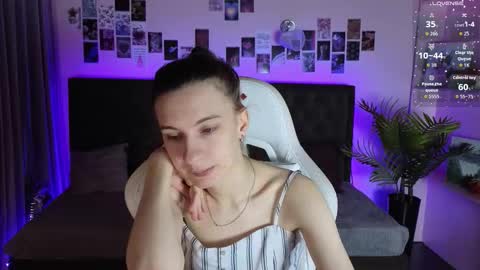 Snapshot of _ash_leyy_ chatting on February 5, 1:32 am _ash_leyy_ online show from February 5, 1:32 am
