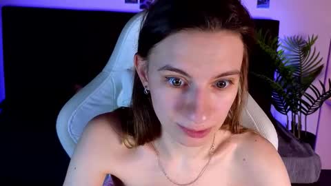 Snapshot of _ash_leyy_ chatting on February 20, 6:19 am _ash_leyy_ online show from February 20, 6:19 am