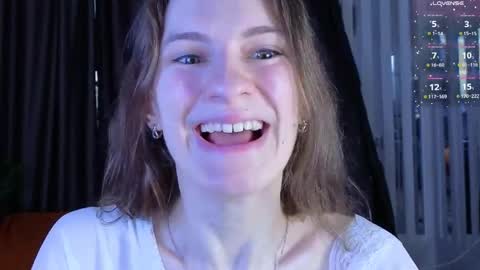 Snapshot of _ash_leyy_ chatting on April 5, 1:25 am _ash_leyy_ online show from April 5, 1:25 am
