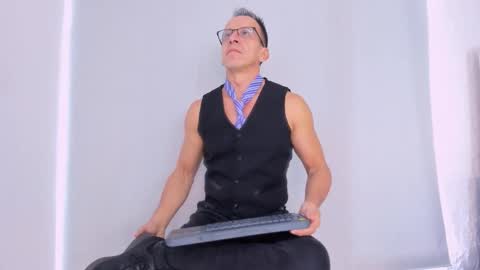 _axelking_ online show from November 8, 11:43 am