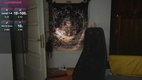 Snapshot of _blackpearl chatting on December 9, 3:44 pm Laura online show from December 9, 3:44 pm