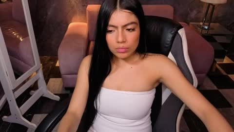 Snapshot of _charlottee_b chatting on April 1, 7:55 pm _charlottee_b online show from April 1, 7:55 pm