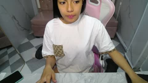 Snapshot of _charlottee_b chatting on April 2, 12:58 pm _charlottee_b online show from April 2, 12:58 pm