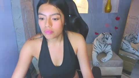 _charlottee_b online show from May 27, 1:57 am