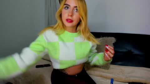 Snapshot of _cloe_1 chatting on December 10, 2:16 am Chloe online show from December 10, 2:16 am