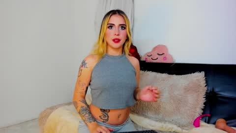 Snapshot of _cloe_1 chatting on December 12, 6:03 am Chloe online show from December 12, 6:03 am