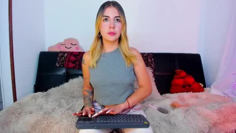 Snapshot of _cloe_1 chatting on February 19, 3:50 am Chloe online show from February 19, 3:50 am