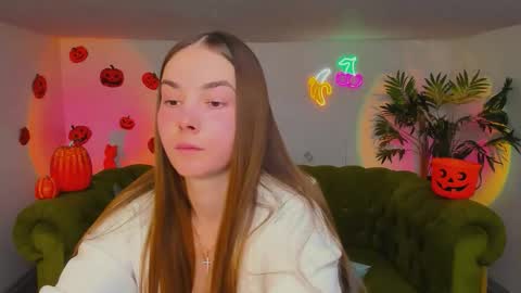 Snapshot of _cuddle_bug_ chatting on October 29, 1:35 pm Erika online show from October 29, 1:35 pm