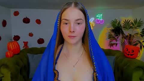 Snapshot of _cuddle_bug_ chatting on October 31, 7:59 pm Erika online show from October 31, 7:59 pm