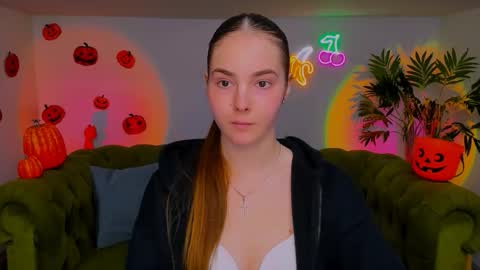 Snapshot of _cuddle_bug_ chatting on November 2, 8:11 pm Erika online show from November 2, 8:11 pm